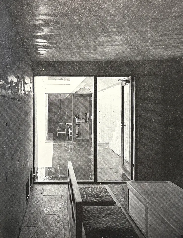 1樓自客廳內看向戶外中庭方向