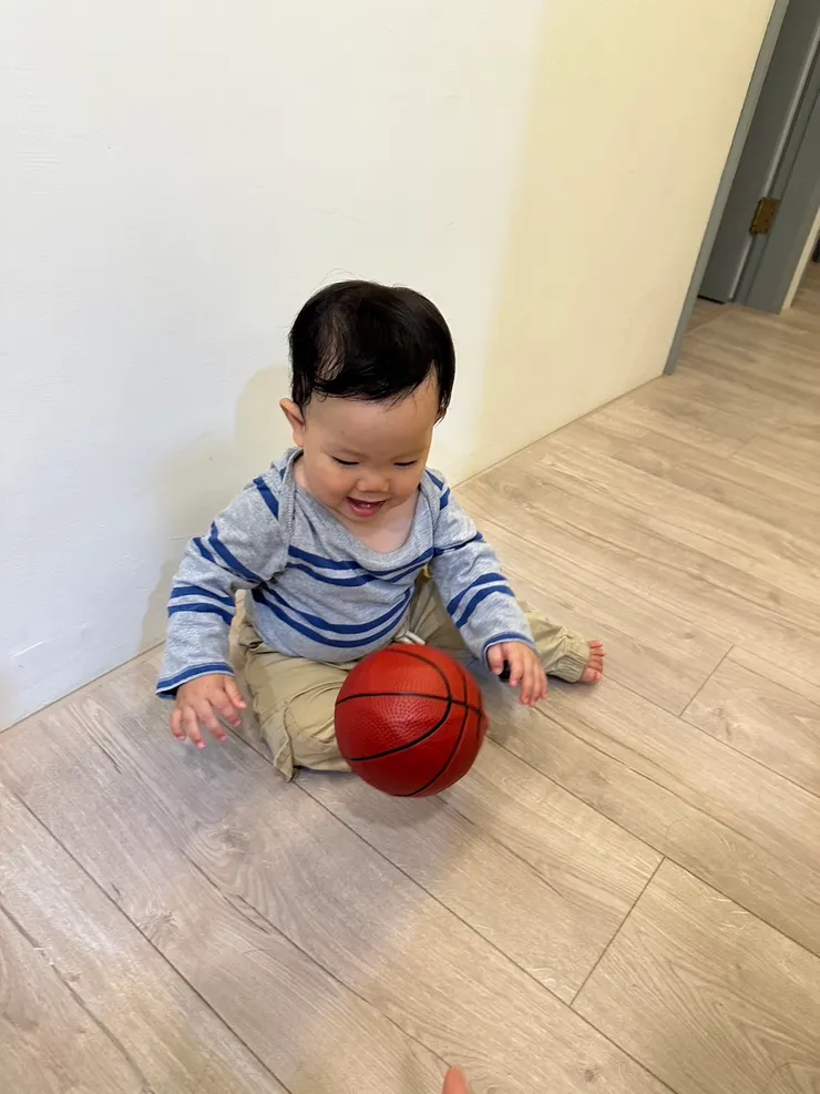 前陣子豆豆跟把拔玩球，才看一次就知道怎麼接球！真的好厲害