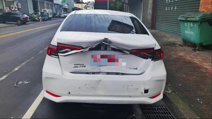 車輛停在停車格，早上牽車時就被撞爛了