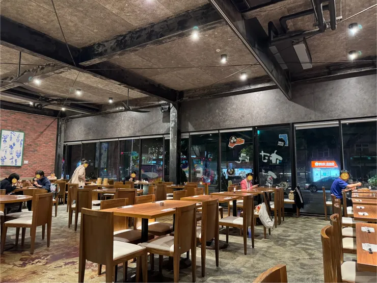 村民食堂廚窗港點_店內座位