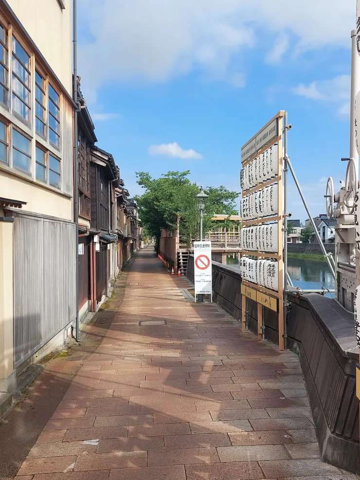 鄰近河邊的街道