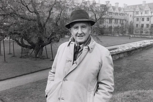 「魔戒」作者托爾金攝於 Merton College,Oxford (照片來源:BBC)