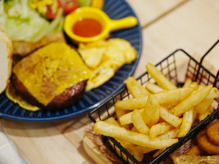 炸物拼盤與漢堡排