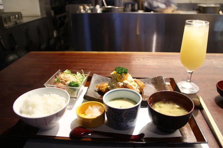 南蠻雞，配沙律、飯、湯 ＋飲品1600 円