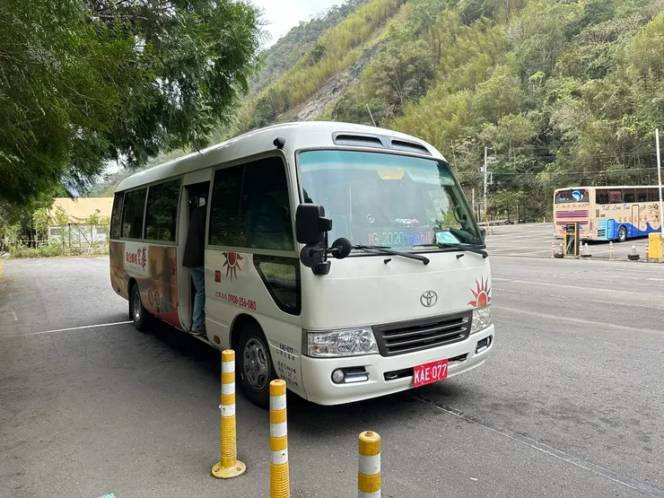 接駁車小巴，一趟約可乘坐20人