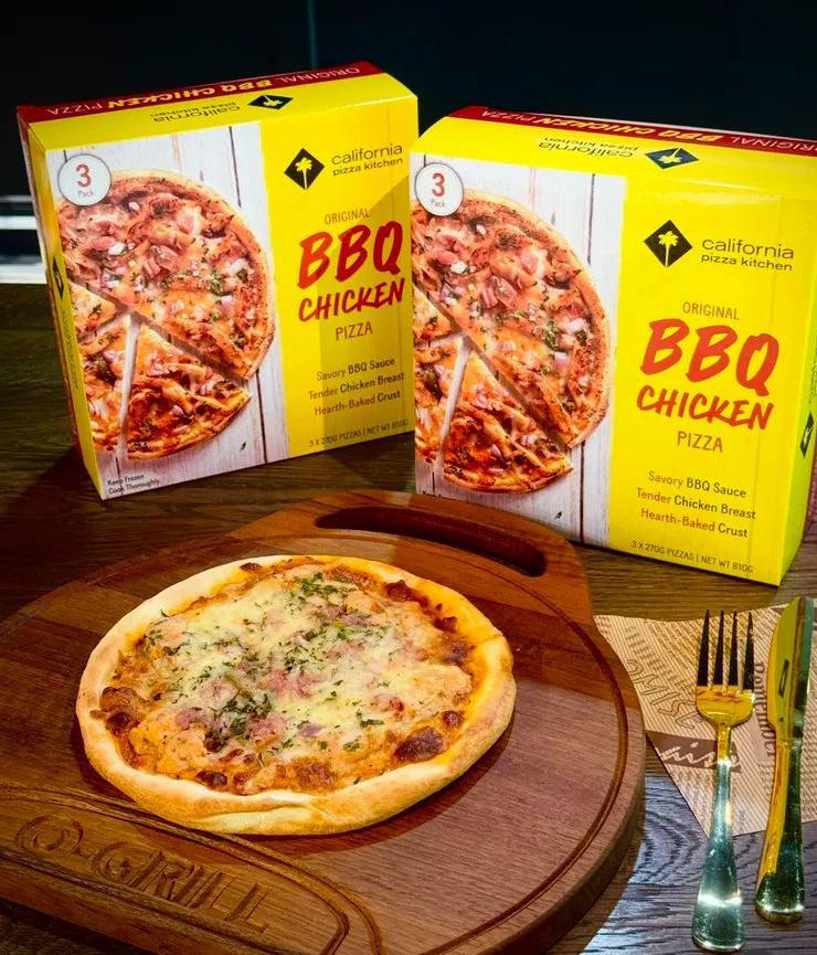 禾藝廚房推出8吋薄片3入裝的CPK經典BBQ雞肉比薩,滿足台灣主流小家庭用餐需求及冷凍與烹調設備。禾藝廚房/提供