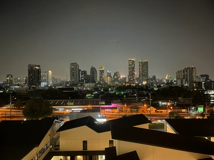 從洽圖洽附近的飯店往外看，曼谷的大樓與矮房