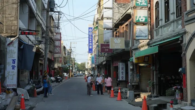 埤頭國中以社團「路透社」為媒介,師生一起走進埤頭鄉街區,進行路上觀察的同時,發現許多有趣的連結。(如圖:店家為學校的第一屆校友。)