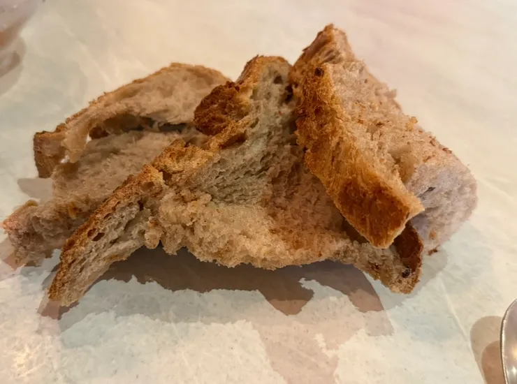 麵包通常都會先送來，消耗一下等餐的時間