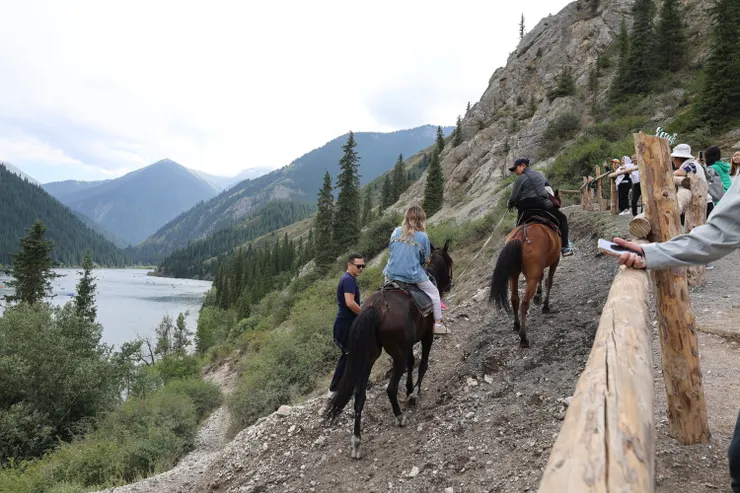 騎馬體驗活動。另有前往中科爾賽湖和上科爾賽湖，長達一天的騎馬行程。