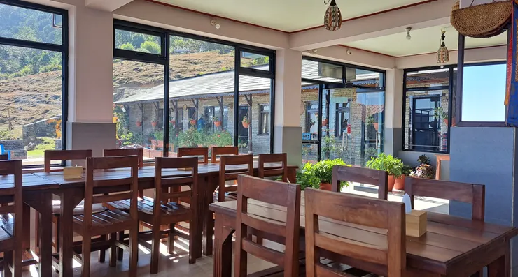 靠觀光客...富裕起來的小鎮..山上餐點價格是兩倍