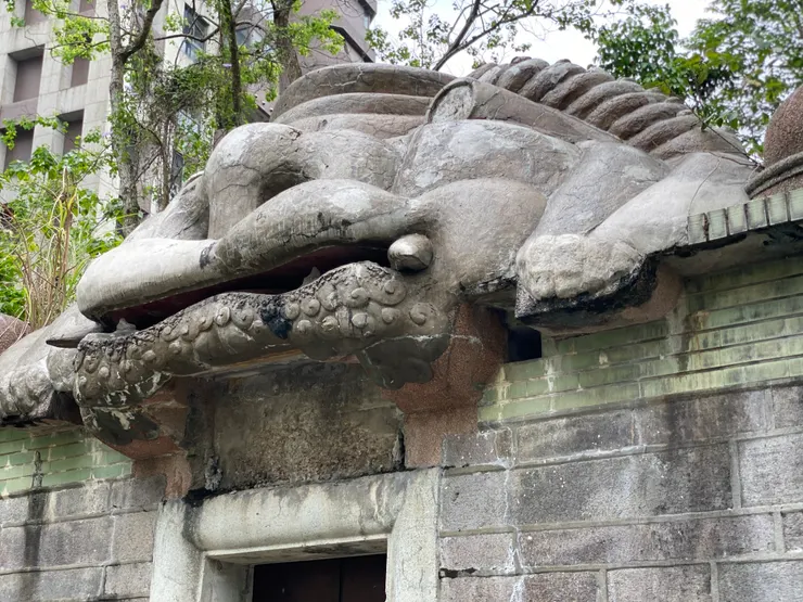 巨大的獅頭雕像