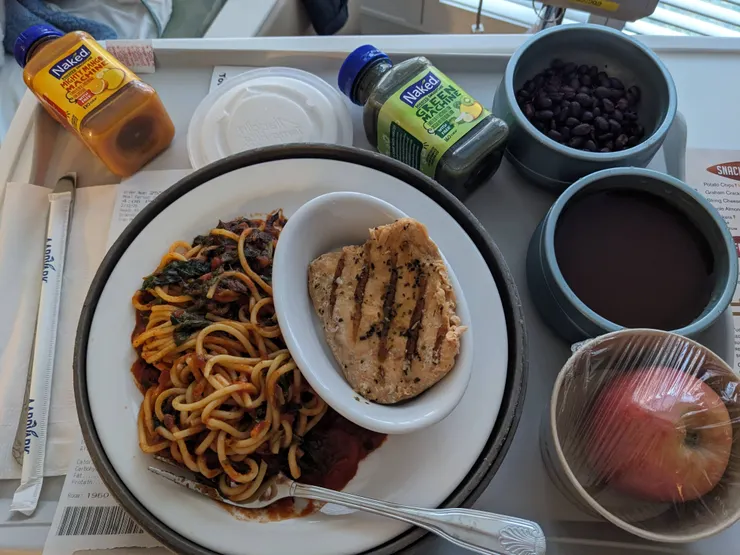 自組月子餐：烤鮭魚、菠菜紅醬義大利麵、黑豆、蘋果、蔬菜清湯