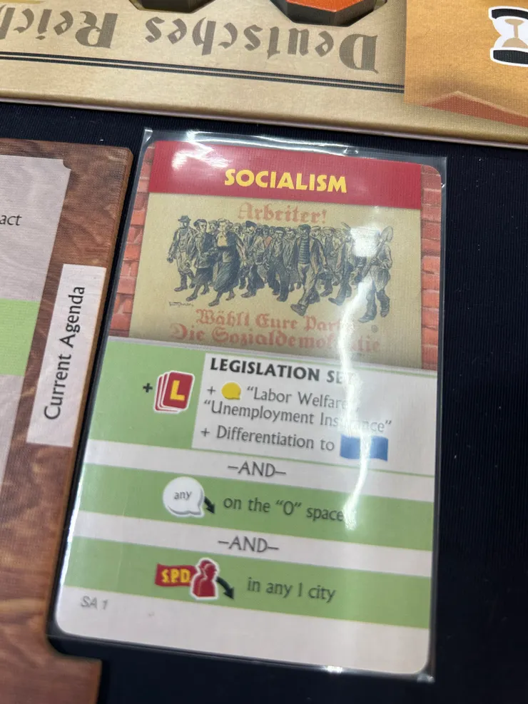 「社會主義」是社會民主黨的其中一條路線，能夠減少國內貧窮人口，但是，這些政策不合中央黨的胃口，會導致兩大黨的衝突。