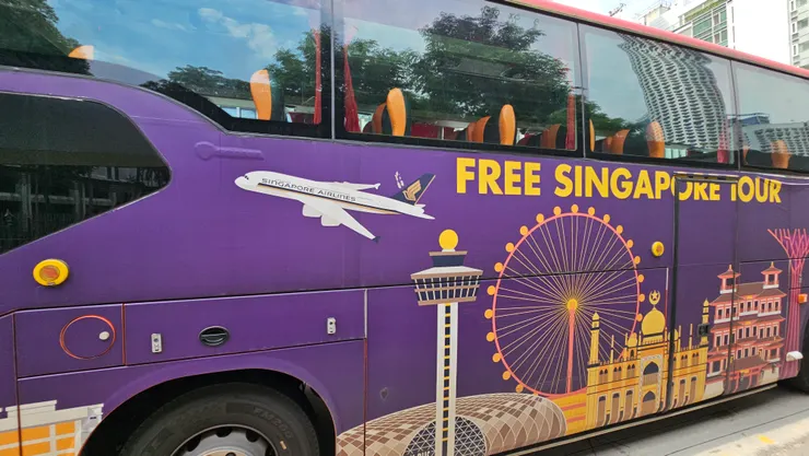 這是新航過境隨意行巴士!在新加坡轉機超過一定時數的旅客都可以參加免費的市區觀光行程!