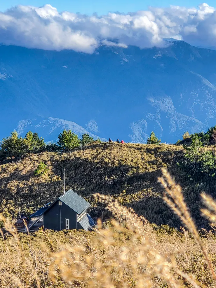 山屋旁丘陵上，賞景聊天的隊友們