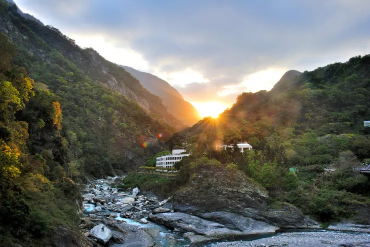 【本來雲層蔽日，但到祥德寺山門前夕陽突然露臉，光影甚美。】
