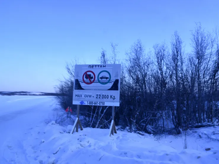 冰路入口告示牌顯示開放通行的車輛和載重