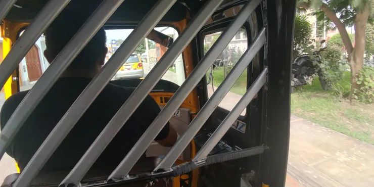 同樣的，上車前先問價格，不然到時候可能有驚喜喔，駕駛和乘客一定會隔開