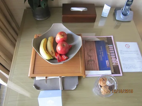 《房間內還備有新鮮水果及手工餅乾》