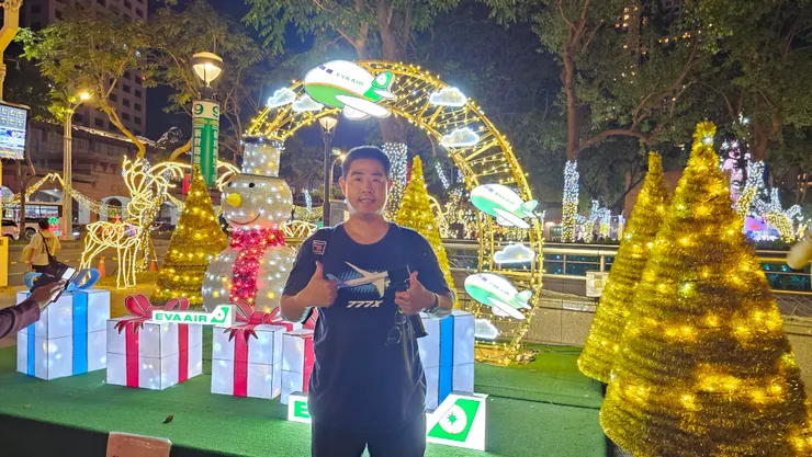 這是2023新北歡樂耶誕城的長榮航空燈飾!