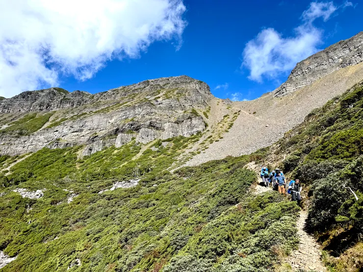 下完碎石坡朝翠池山屋前進