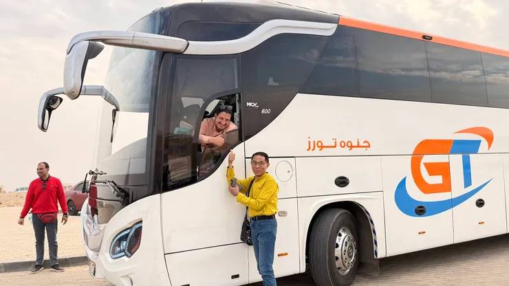 遊覽車開到餐廳外接送，帥氣的司機和導遊。