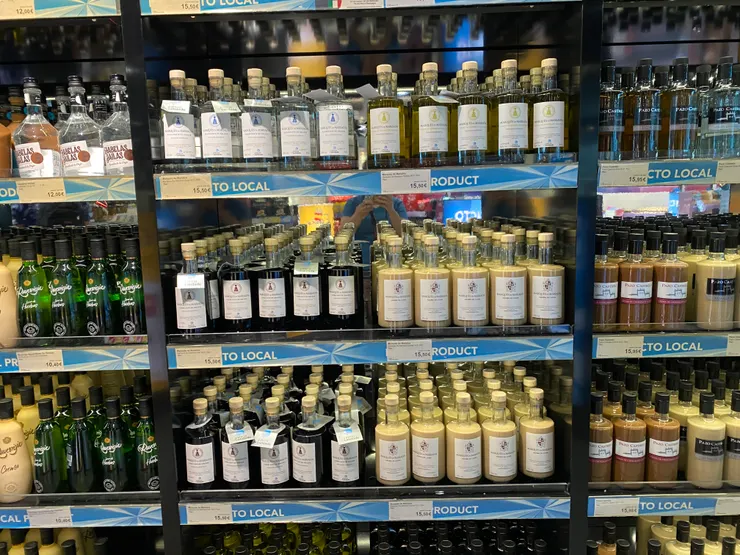 看歐洲旅客很多人買這牌的酒。聖地牙哥紀念酒