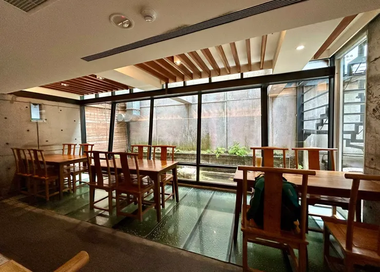 圖04 今天被安排在另一個水池區，可透過透明玻璃看到腳下水池裡的魚