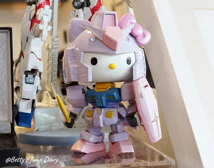 ▲竹北貓角落- Hello kitty鋼彈喵 /圖片來源：Betty's Jump Diary