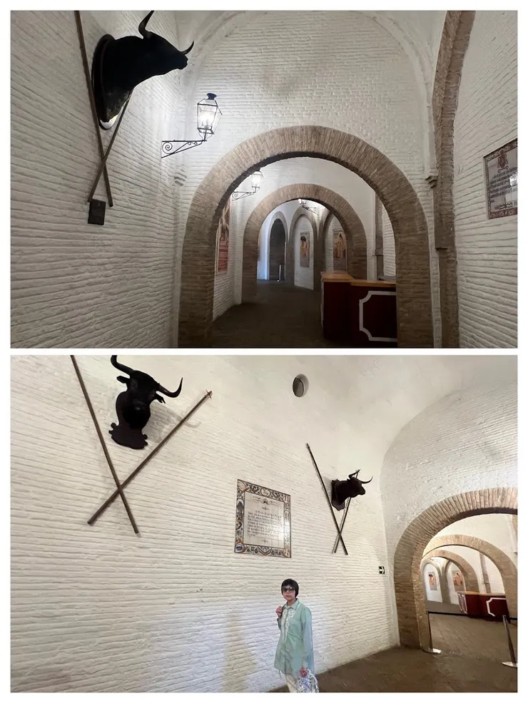 很多拱門的長廊，兩旁都是鬥牛相關佈置。
