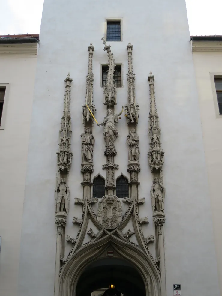 細看柱子也是挺美的，但再往上看，就覺得捷克人很歪腰