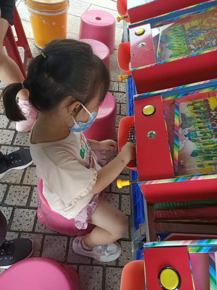 結果套圈圈老闆沒開店，只好玩個打彈珠，小妹很失望，還好最後有玩具可以換，還是很開心的。