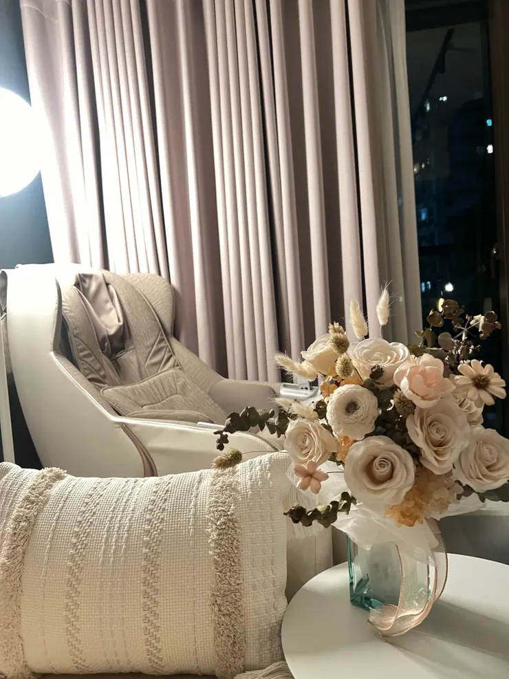 夜晚家中的一隅:柔光下,我常坐在這裡,靜靜地思索,傾聽那些還沒說出口的話。