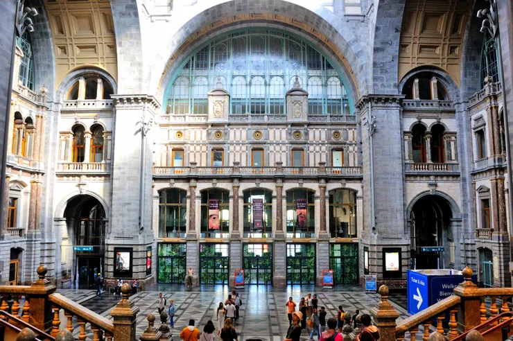 【果然嘆為觀止如皇冠鑲鑽般璨璀！安特衛普中央車站內部。】