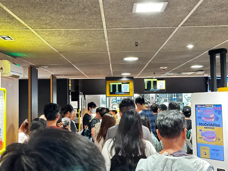 人山人海的炮台山站麥當勞
