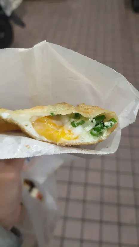50元的炸彈蔥油餅，真的只有餅和蛋和蔥，炸彈的部分在蛋，讓我褲子袖口都沾到