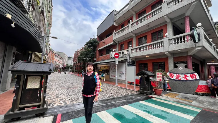 鶯歌陶瓷老街，街口星巴克是王家老宅。