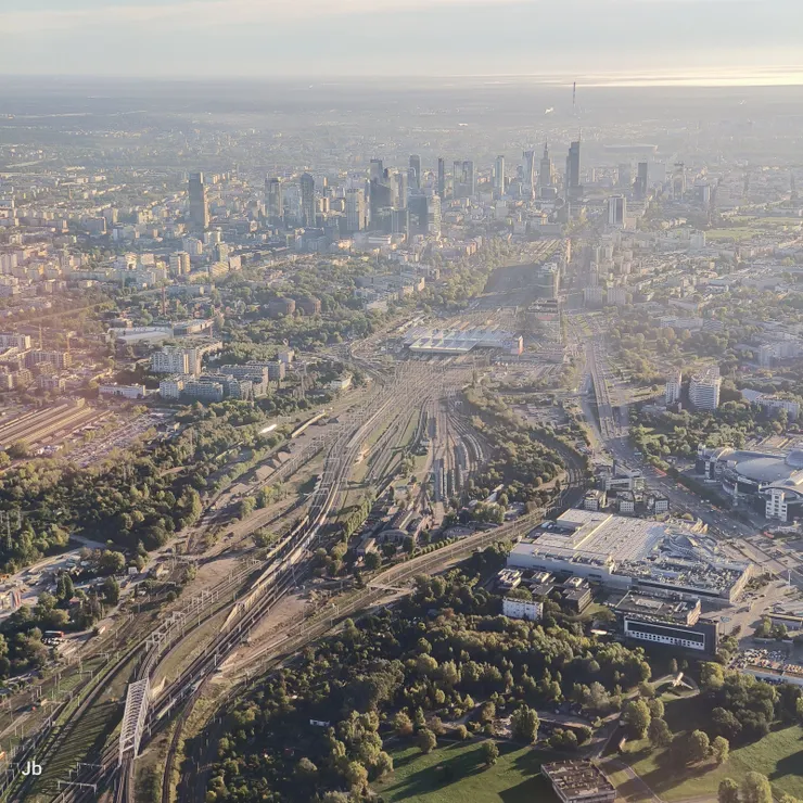 【9/30早上搭LOT 07：30的班機往慕尼黑轉長榮返台，從機上俯瞰華沙。】