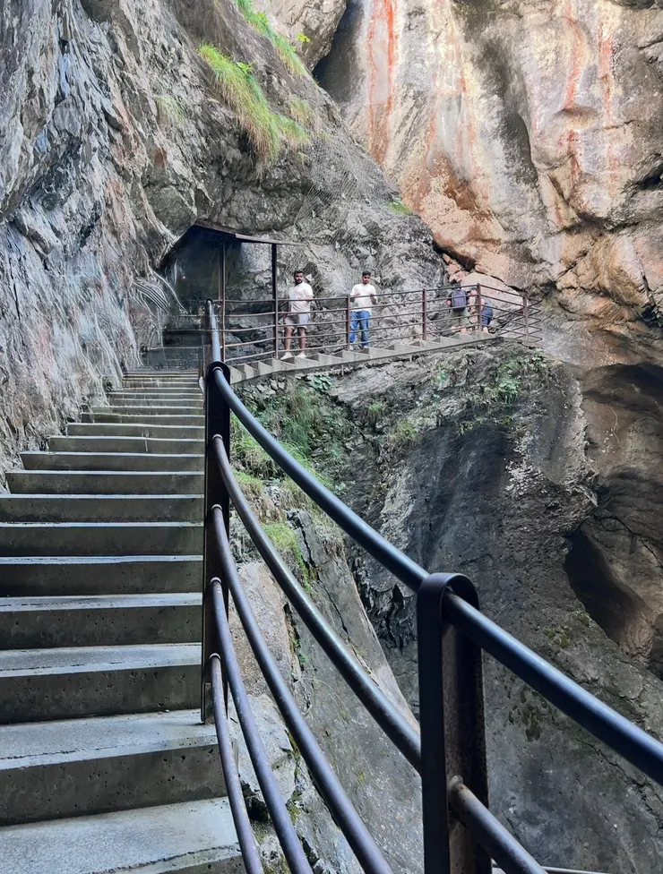 順著山壁踩著石階走上去
