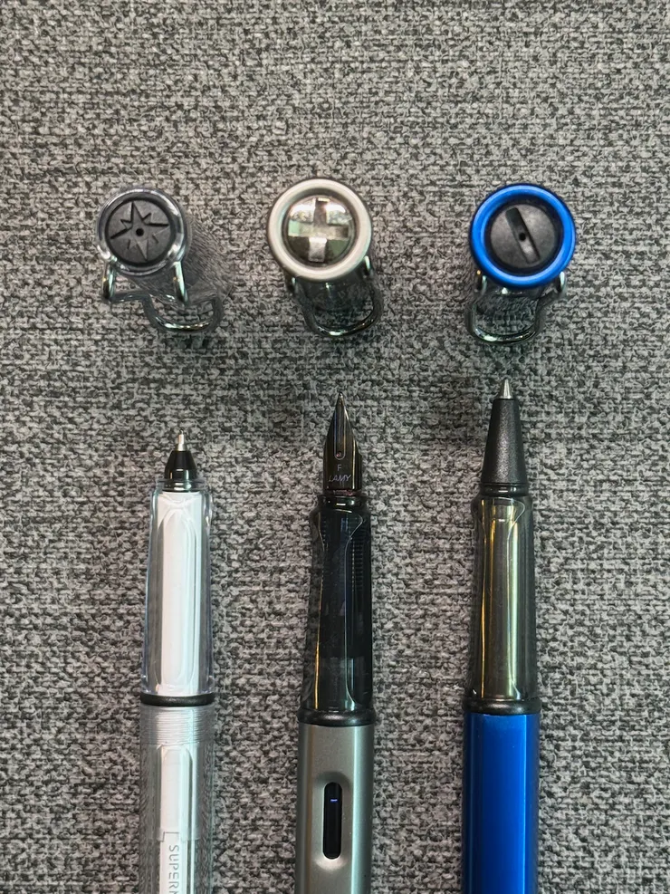 LAMY不同系列,從筆蓋上可以識別,星星=電磁筆,十字=鋼筆,一字=圓珠筆
