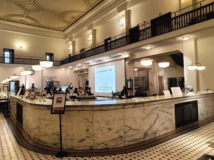 百年前的銀行櫃檯,見證往昔的繁華