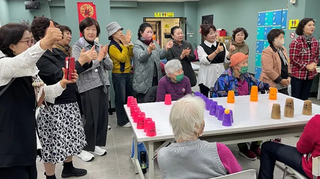 參訪一行人看到長輩的疊杯技巧,紛紛給予熱烈掌聲和比讚回應。