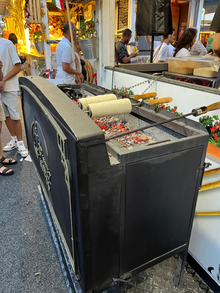 這個在市集看到的現做煙囪捲，看起來似乎好吃多了