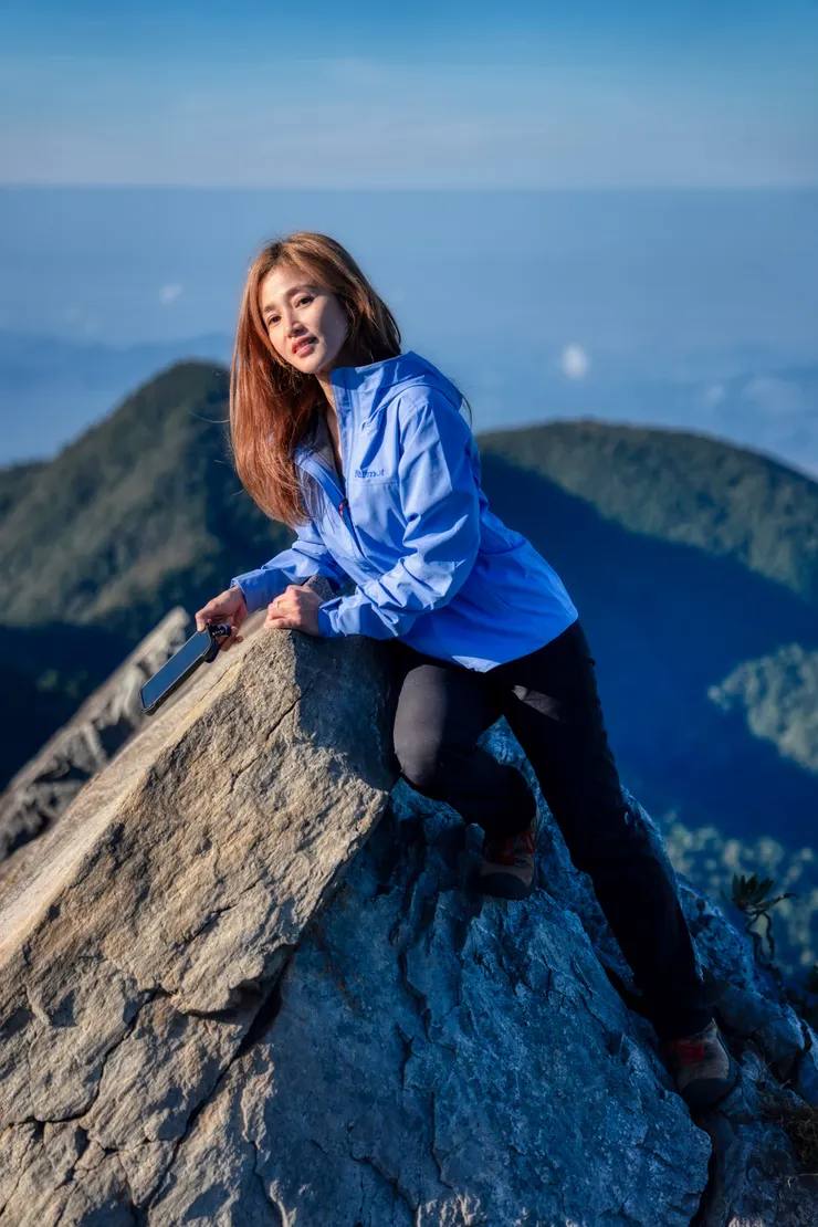 只敢靠著岩壁拍照的弱女子！（by the way,這件外套的顏色也太好看了！）