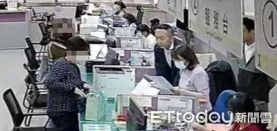 嘉市地政事務所人員成功意識到婦人遇詐騙 。(圖/嘉義市政府提供)