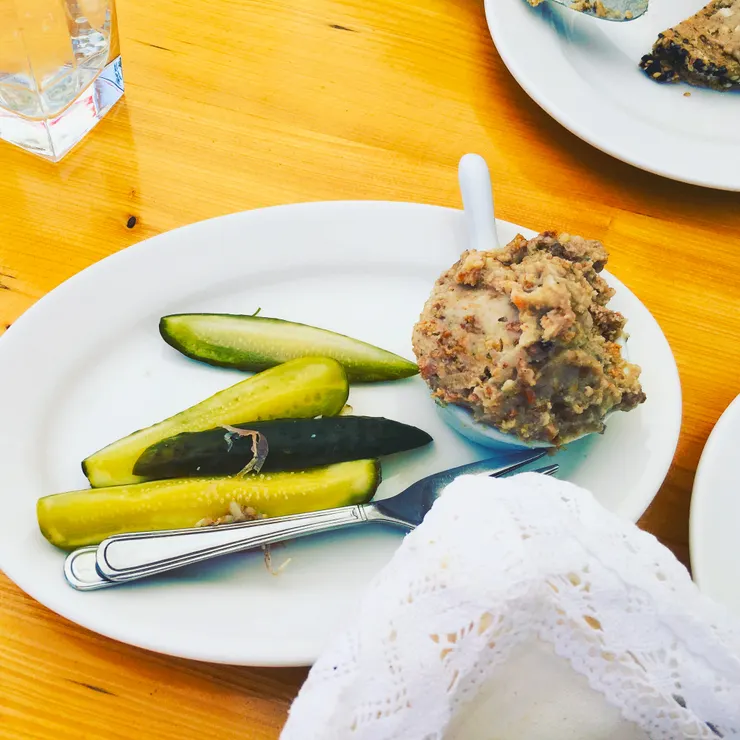 波蘭農村與勞工階層不可或缺的日常美食 : Smalec 配酸黃瓜與黑麥麵包  shot by Emma.