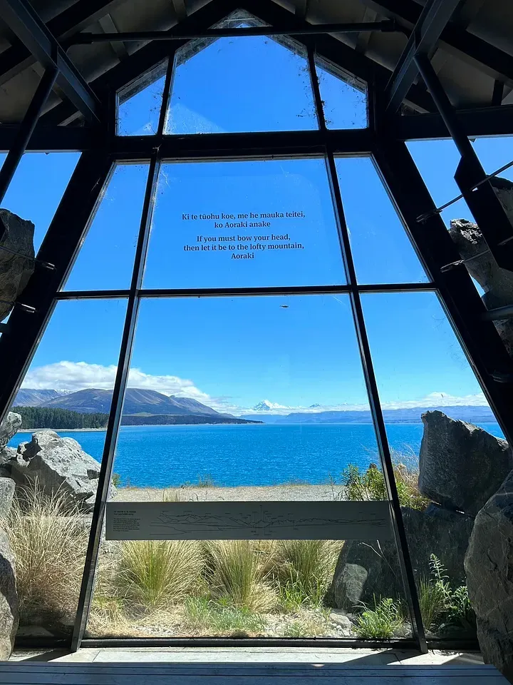 Mt Cook Alpine Salmon Shop提供的小木屋，正中間就是雪山