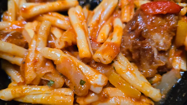 把整碗麵跟義大利醬混合後的樣子