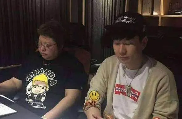 呃，韓紅有這麼瘦時候嗎……